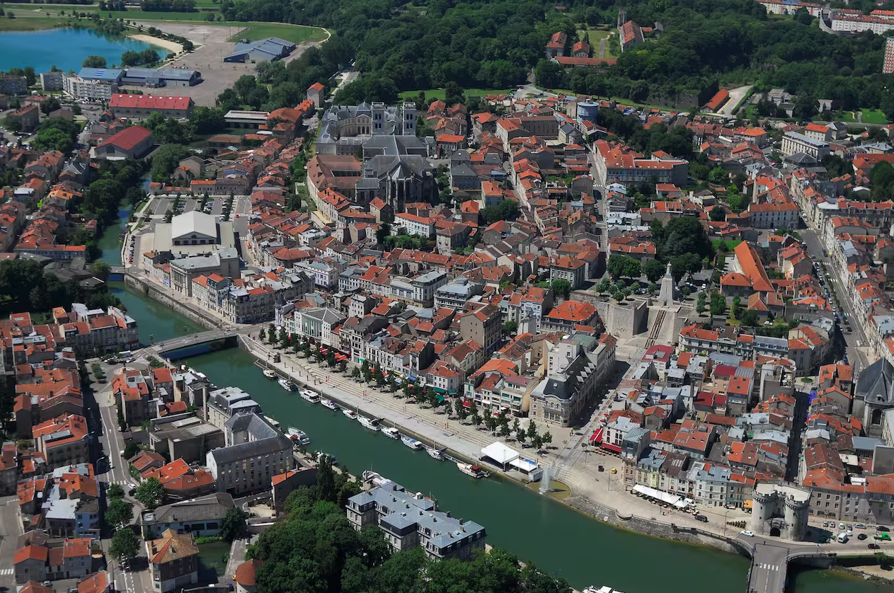 Vue aérienne du centre de Verdun et de la Meuse